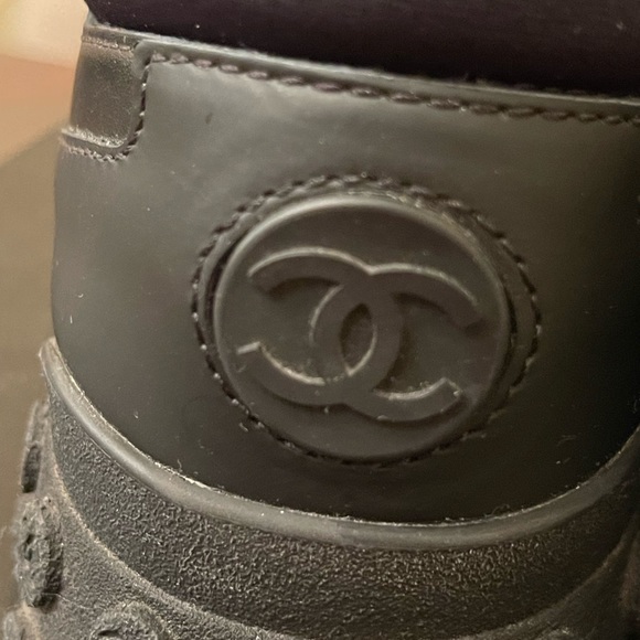 Chanel women’s navy blue sneakers in size 37.5 - Picture 4 of 8